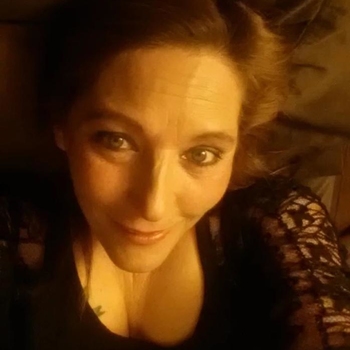Kom graag in contact met interessante en spontane mensen, hoe je eruit ziet maakt me niet uit als je maar gezellig bent.