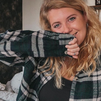 Hallo mannen, ik ben Lieve, een leuke jonge vrouw die al te lang een single bestaan leid. Wil graag weer met een man een partnerschap aangaan en mijn gevoel zegt dat jij heir te vinden bent.