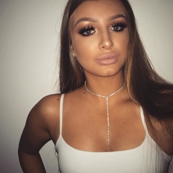 Ik zie er misschien uit als een poppetje, maar in bed ben ik hoeriger dan iedere pornoster die je je maar kan bedenken. Ik ben gek op pijpen en kan mij uren vermaken met een piemel tussen mijn botox lippen.