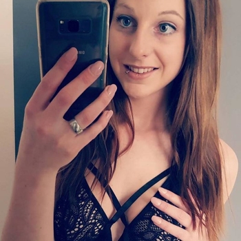 Welke man met een relatie wil het met me doen? Ik zou het zo geil vinden om sex met je te hebben terwijl je vrouw toekijkt hoe we het doen. Is dat teveel gevraagd? Anders mag ze ook meedoen hoor, vind ik ook lekker!