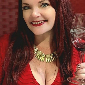 Ik kleed me graag een beetje uitdagend en een beetje flirten is me ook niet vreemd. Hou wel van een drankje maar ook van een heerlijke vrijpartij in bed en dat laatste is nu juist wat ik mis. 