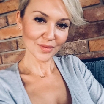 Hai! Ik ben hier in overleg met mijn ventje. Ik wil meer en hij kan het me niet bieden dus ik heb helemaal de toestemming gekregen om hier een leuke man te zoeken die het wel kan en wil!